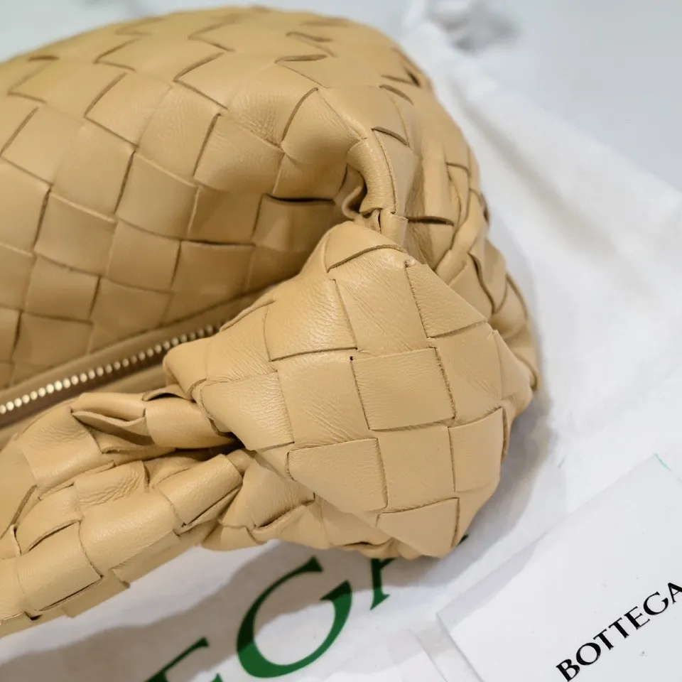 Batch 1120 BV Bottega Veneta's new early spring women's MINI JODIE handbag BV bag 🔥The new method is based on the original rounded corners, knotted with classic woven leather round hobo bag, The most iconic triangular pull-out design, using sheepskin draped soft shape, is super suitable for concave shapes~ Jodie feels really gentle to people, and is definitely the best item for daily matching. It has the same weave, new elements and twists, is compact and versatile, and is the new favorite of street style Internet celebrities! Dimensions: 23x28x8 Model: 6699-1
